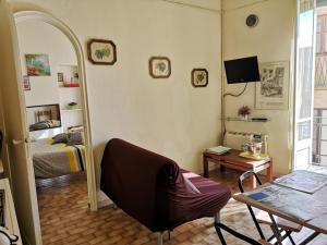 阿斯蒂Location Turistic by Heart of Asti CIR 00032的一间带床和镜子的客厅