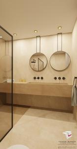 瑞格利亚阿纳克索度假酒店的浴室墙上挂着两面镜子