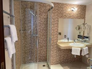 喀山里维埃拉酒店的带淋浴和盥洗盆的浴室