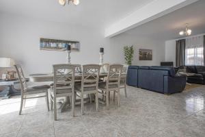 费拉古多Villa Casa Rosina的用餐室以及带桌椅的起居室。