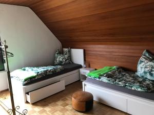 哈斯洛赫Ferienhaus Riesling的木墙客房的两张床