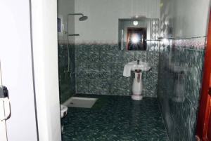 努瓦克肖特Hotel Suites TALHAYA, NOUAKCHOTT的带淋浴、水槽和卫生间的浴室