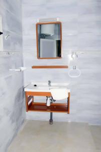 努瓦克肖特Hotel Suites TALHAYA, NOUAKCHOTT的一间带水槽和镜子的浴室