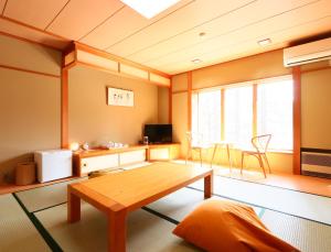 山中湖村Ryosha Tsukiakari的客厅配有木桌