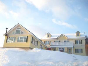 富良野星星许愿旅馆的前面有一堆积雪的房子