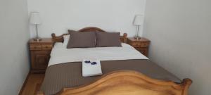 克拉科夫圣托马斯公寓的一间卧室,配有带2个床头柜的床