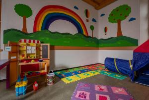 魏勒格Haus Weyregg - Pension的墙上有彩虹壁画的儿童房