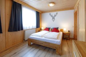 皮森多夫基茨布里克乡村旅馆的一间卧室设有一张床和一个大窗户