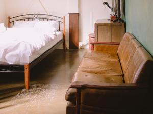 静冈海图雅多旅馆的一间卧室配有一张床和一张沙发