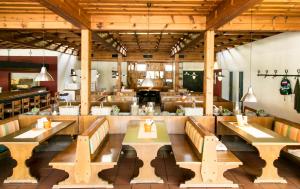 圣卡尼兹Camping Breznik的中间设有木桌和长椅的餐厅