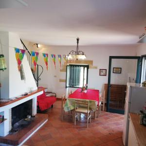 索尔索Villa Tirso的客厅设有红色桌子和壁炉