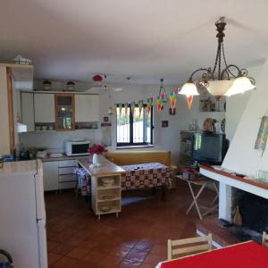 索尔索Villa Tirso的一间带桌子的厨房和一间餐厅