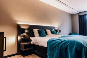 霍赫芬霍赫芬酒店的一间卧室配有一张带蓝色枕头的大床