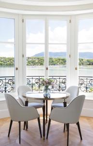日内瓦The Woodward - an Oetker Collection Hotel的一间带桌椅和窗户的用餐室