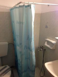 阿基奥斯基利考斯玛丽亚埃莱娜酒店的浴室设有淋浴帘,上面写着