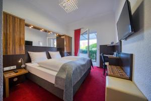 帕彭堡FF&E Hotel Engeln的配有一张床和一台平面电视的酒店客房