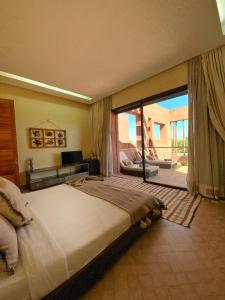 马拉喀什Villa Kristy的一间卧室设有一张大床和一个大窗户