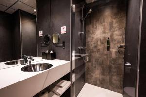 Flonk Hotel Groningen Zuid, BW Signature Collection的一间浴室