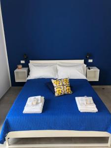 巴勒莫B&B Bellavista的蓝色卧室,配有带2条毛巾的床