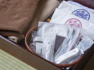 南小国町御客屋日式旅馆的装满毛巾和其他物品的篮子