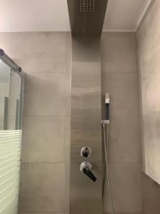 雅典HIGH QUALITY 110qm 2BR at Simos-Lux-Apartment的浴室里设有玻璃门淋浴