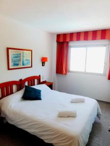 马尔格莱特德玛Apartamentos Quintasol的一间卧室配有一张大床和两个枕头