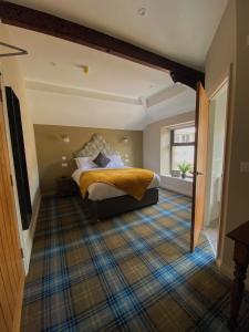 彭里斯酒廊酒店&酒吧 的一间卧室配有一张黄色毯子床