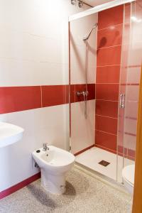 马尔格莱特德玛Apartamentos Quintasol的一间带卫生间和淋浴的浴室