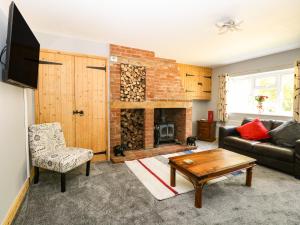 BeestonKeepers Cottage的带沙发和壁炉的客厅