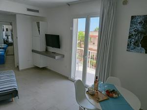 圣玛丽亚巴格诺Residence Valentina - Apartment Laura int 9的客厅配有桌子和电视