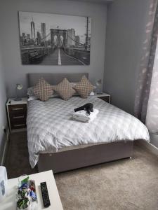 赫尔淡水河谷公寓酒店的一间卧室,配有一张带桥景的床