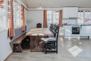霍夫登Hovden Høyfjellsenter的一间厨房,内设一张木桌和椅子