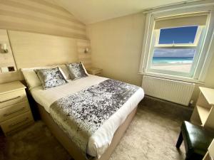 布莱克浦皇家波士顿酒店 的一间卧室设有一张床和一个海景窗户