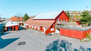 阿伦达尔Krøgeneslåven Microtel的屋顶红色建筑的顶部景色