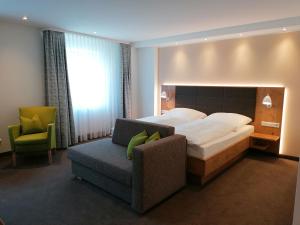 德罗尔斯哈根哈尔巴法斯眼乡村旅馆的配有一张床和一把椅子的酒店客房