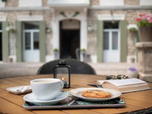 阿维尼翁阿尔特拉罗马酒店的桌子,咖啡,书