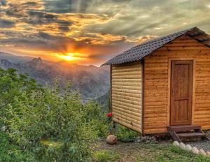 阿拉韦尔迪ARMBEE Honey Farm的享有日落美景的小木屋