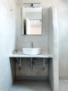 Megali AmmosFabrica Sunset Apartments的浴室设有白色水槽和镜子
