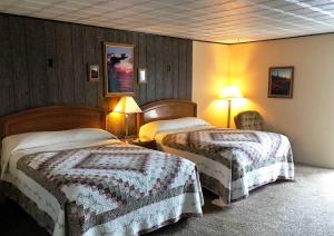 伊利布斯特克内汽车旅馆的酒店客房设有两张床和两盏灯。
