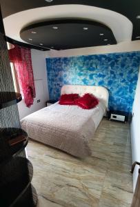 茹里洛夫卡Apartament Mara的一间卧室配有一张带红色枕头的床