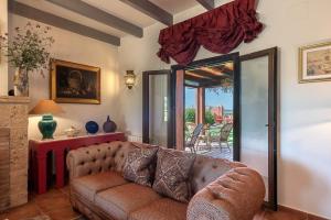贝赫尔-德拉弗龙特拉La Casa del Torero的带沙发和滑动玻璃门的客厅