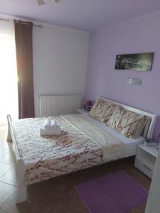 科雷尼察Guest House Mačić的一间卧室配有一张带白色床罩的床