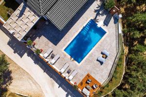 查加基恩Villa Venia的享有带躺椅和房屋的游泳池的顶部景致