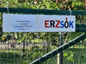 吉奥马恩德勒德Szemérmetes Erzsók Nyaralóház的 ⁇ 上读过 ⁇ 的标志