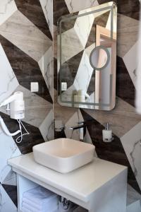 斯里马B1villa的浴室设有白色水槽和镜子