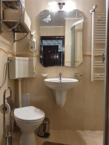 瓦特拉多尔内Vila CLASS的一间带卫生间、水槽和镜子的浴室