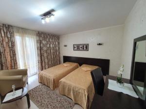 瓦特拉多尔内Vila CLASS的配有一张床和一把椅子的酒店客房