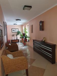 瓦特拉多尔内Vila CLASS的客厅配有两把椅子和一张沙发