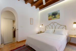 马贝拉莫拉达艾默萨酒店的白色的卧室配有白色的床和一张桌子