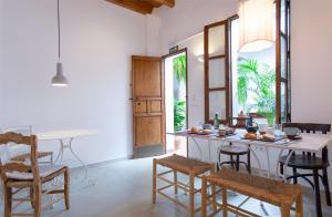 马贝拉莫拉达艾默萨酒店的厨房配有柜台、椅子和桌子
